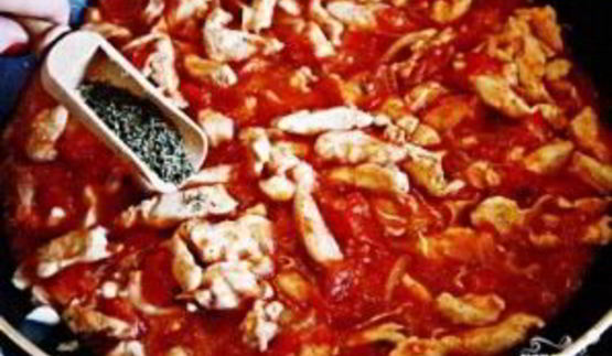 куриное рагу с помидорами и луком