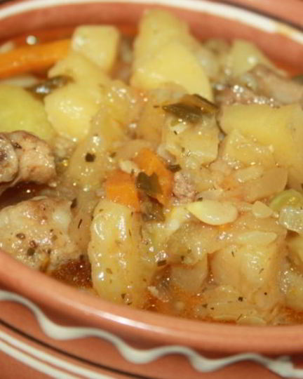 Рецепт летнего рагу со свининой и зеленым горошком в стручках и свежими овощами