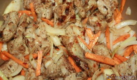 летнее рагу со свининой и зеленым горошком в стручках и свежими овощами