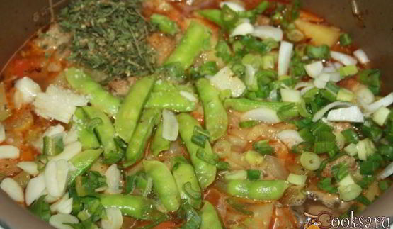 летнее рагу со свининой и зеленым горошком в стручках и свежими овощами