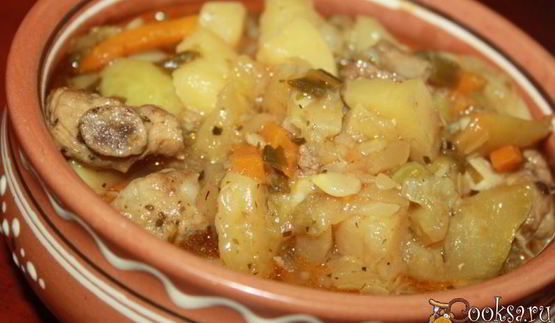 летнее рагу со свининой и зеленым горошком в стручках и свежими овощами