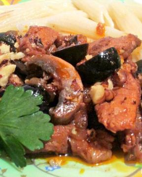 Мясное рагу с грибами и орехами