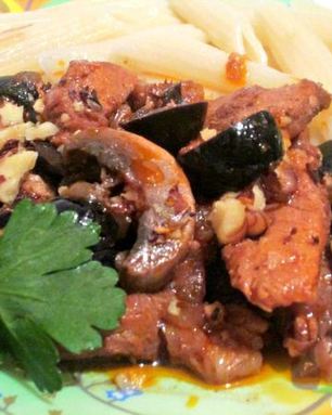 Мясное рагу с грибами и орехами