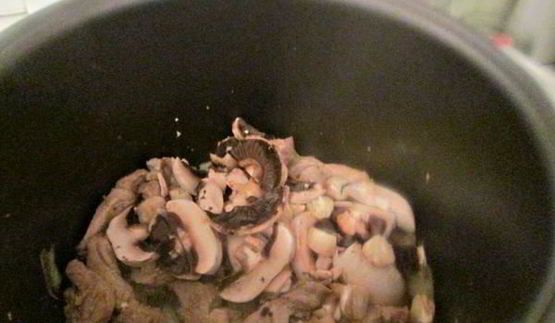 мясное рагу с грибами и орехами