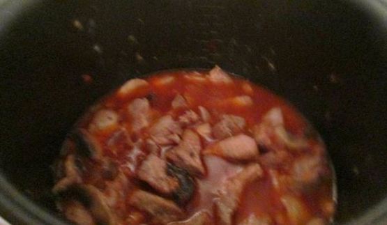 мясное рагу с грибами и орехами