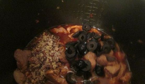 мясное рагу с грибами и орехами