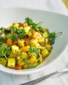 Овощное рагу с нутом и корицей