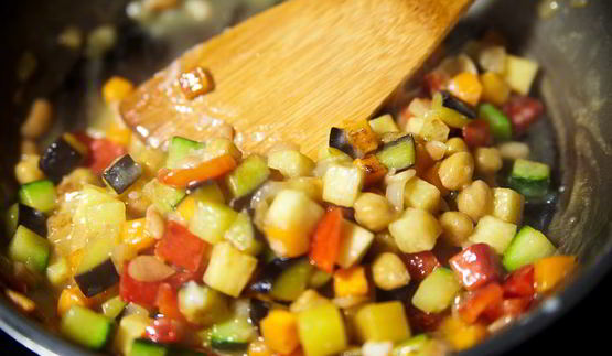 овощное рагу с нутом и корицей