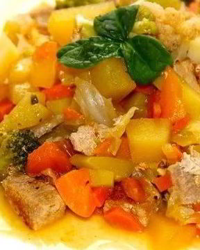 Овощное рагу со свининой в казане