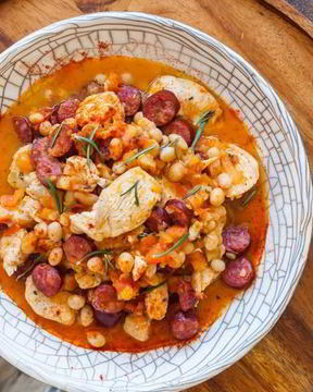 Рагу из фасоли с курицей и колбасками