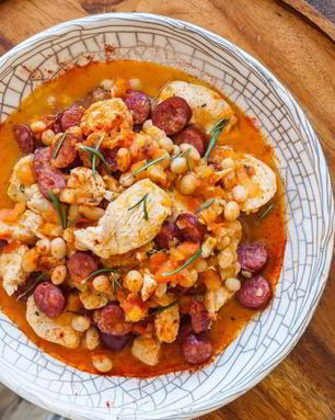 Рагу из фасоли с курицей и колбасками