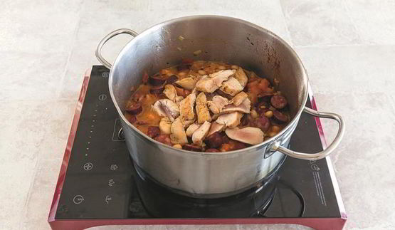 рагу из фасоли с курицей и колбасками