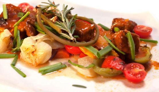 рагу из говядины с овощами в пряном соусе