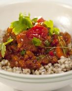 Рагу из консервированной говядины с фасолью и зеленой гречкой