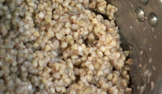 рагу из консервированной говядины с фасолью и зеленой гречкой