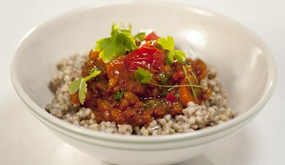 рагу из консервированной говядины с фасолью и зеленой гречкой