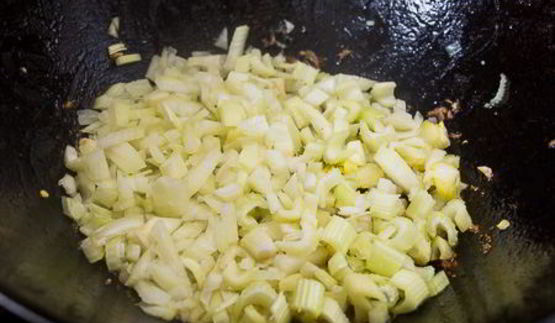 рагу из курицы с копчеными колбасками