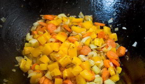 рагу из курицы с копчеными колбасками