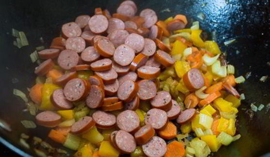 рагу из курицы с копчеными колбасками