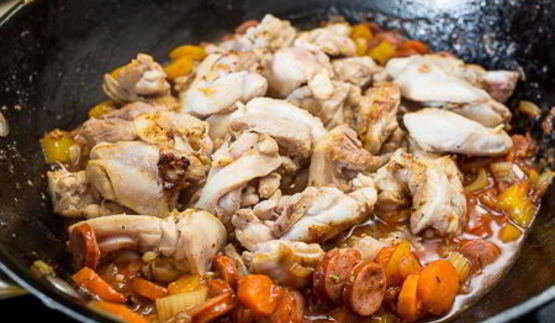 рагу из курицы с копчеными колбасками