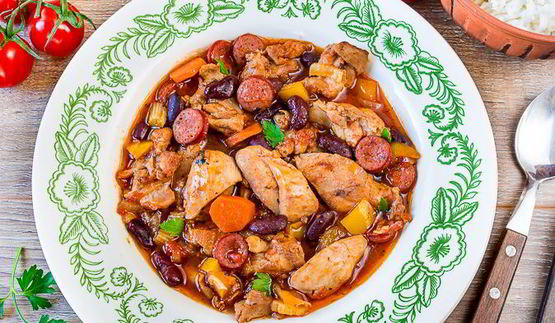 рагу из курицы с копчеными колбасками
