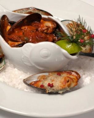 Рагу из мидий с пряными томатами и мидии, запеченные под сыром моцарелла