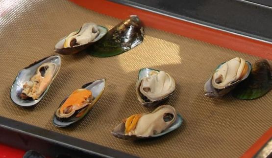 рагу из мидий с пряными томатами и мидии, запеченные под сыром моцарелла