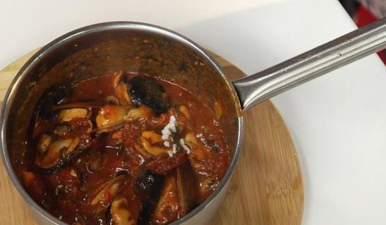 рагу из мидий с пряными томатами и мидии, запеченные под сыром моцарелла