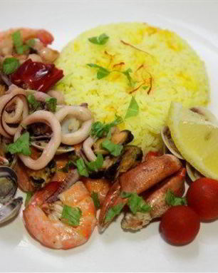 Рагу из морепродуктов с изюмом и орехами