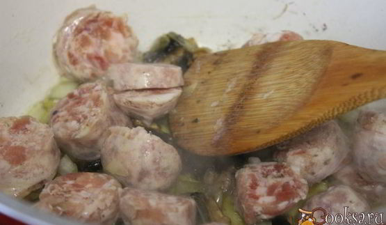 рагу с домашними колбасками и фасолью