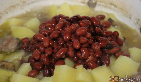 рагу с домашними колбасками и фасолью