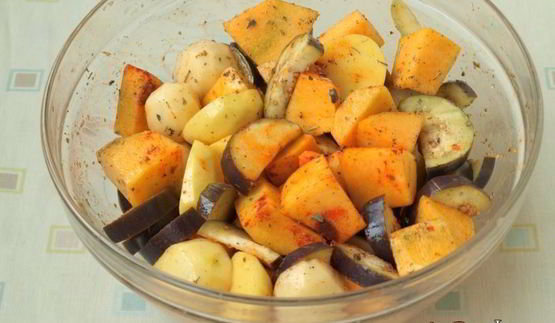 рагу с тыквой, картофелем и баклажанами в духовке