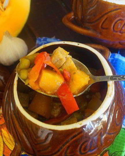 Рецепт рагу со свининой и тыквой в горшочках