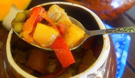 рагу со свининой и тыквой в горшочках