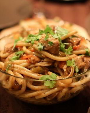 Рагу со свининой, овощами и лапшой