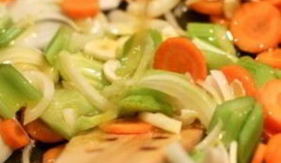 рагу со свининой, овощами и лапшой