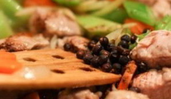 рагу со свининой, овощами и лапшой