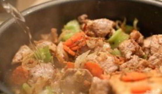 рагу со свининой, овощами и лапшой