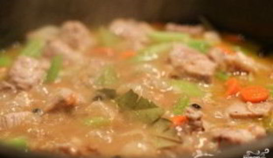 рагу со свининой, овощами и лапшой