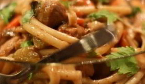 рагу со свининой, овощами и лапшой