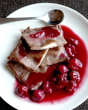 Шоколадные равиоли с вишневым рагу