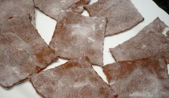 шоколадные равиоли с вишневым рагу