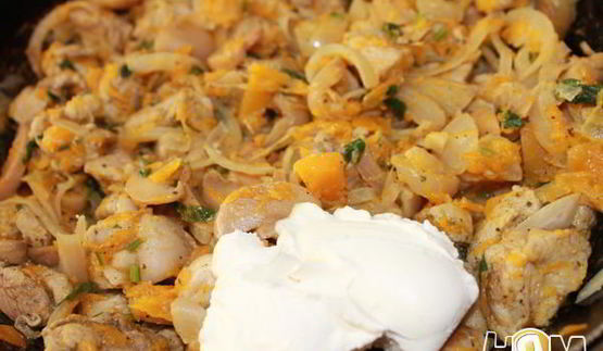 сливочно-грибное рагу с мясом в тыкве