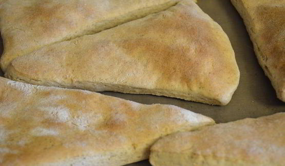 цельнозерновые сметанные треугольники с аппетитным рагу из индейки