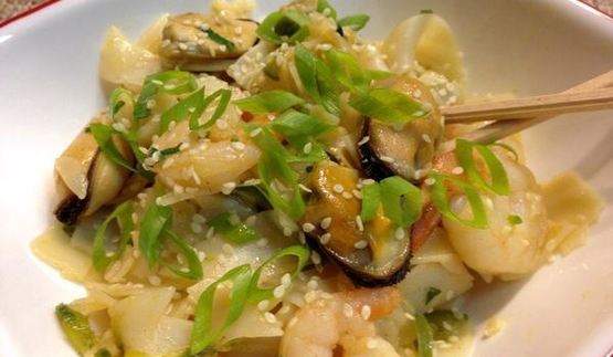 рисовая лапша с креветками и мидиями