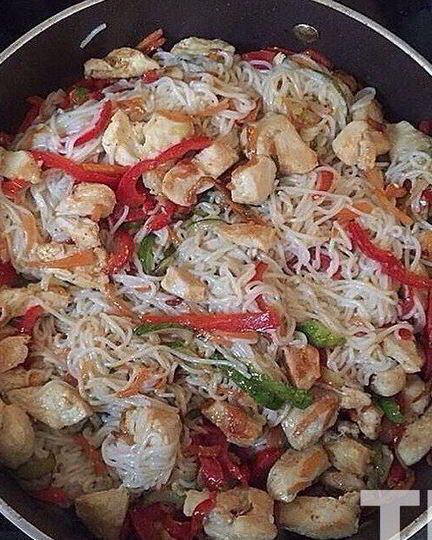 Рецепт рисовой лапши с куриной грудкой и овощами