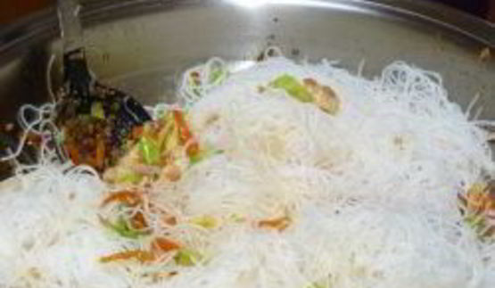 рисовая лапша с курицей и овощами