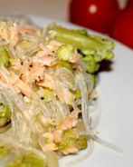 Рисовая лапша с лососем и брокколи