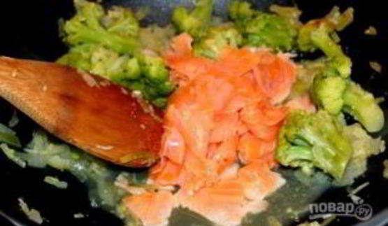 рисовая лапша с лососем и брокколи