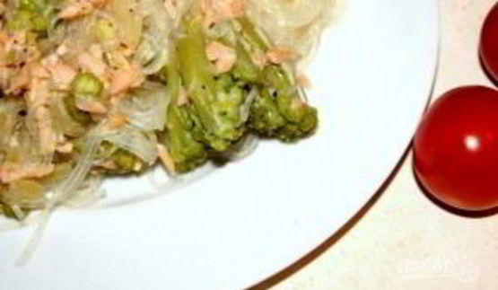 рисовая лапша с лососем и брокколи